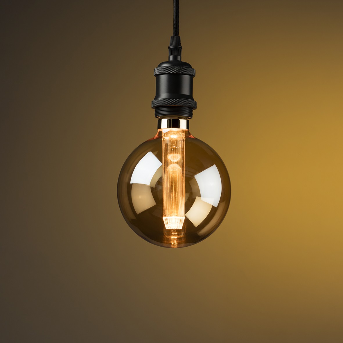 Knightsbridge Luna 3W ES-E27 LED Filament Vintage Retro Globe Lamp - 1800K Extra Warm White 442106